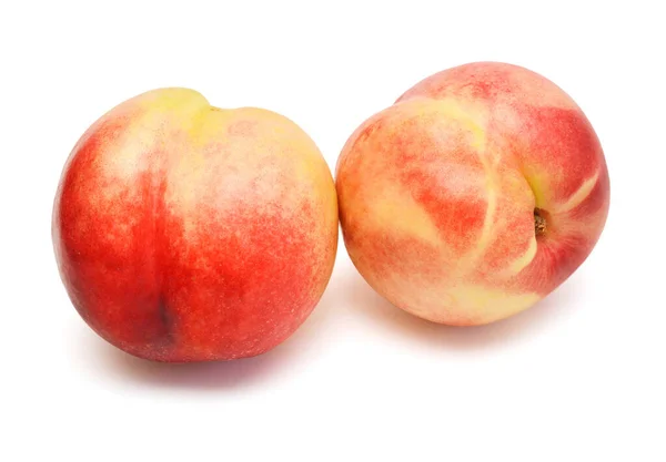 Két Őszibarack Gyümölcs Izolált Fehér Alapon — Stock Fotó