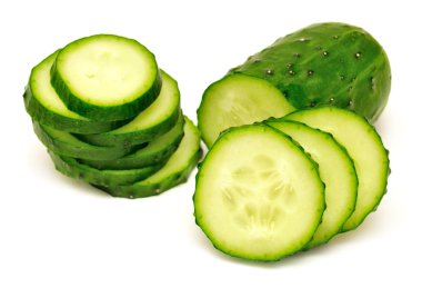 Yeşil salatalık dilimleri