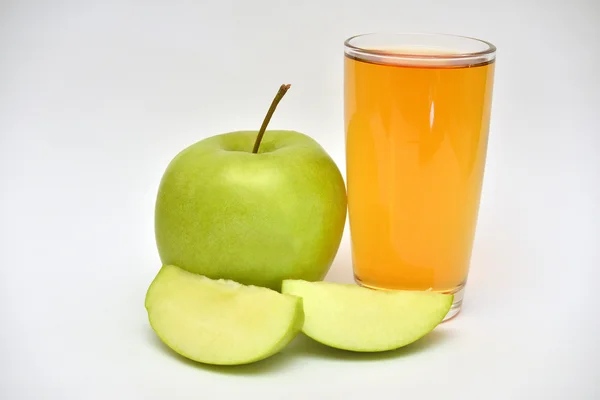 Jugo de manzana y rodajas de manzana — Foto de Stock
