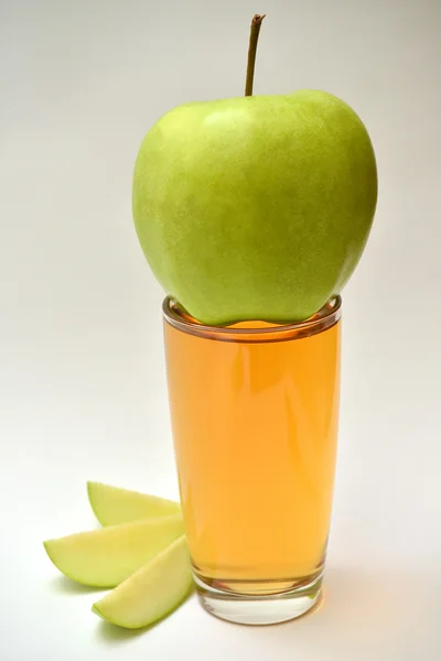 Jugo de manzana y rodajas de manzana — Foto de Stock