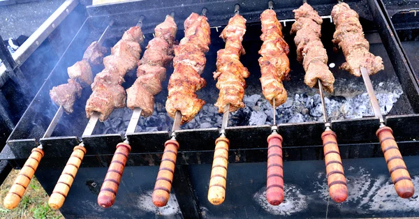 Shish Kebab koken — Stockfoto