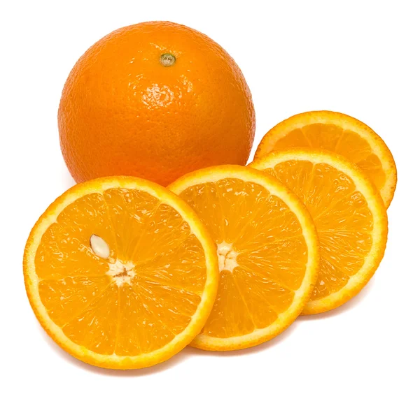 オレンジ色の果物とスライス — ストック写真