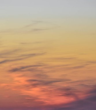 Gün batımında ışıldayan rüya gibi gökyüzü pastel renklerle dolu.