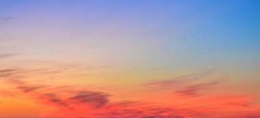 Rüya gibi pastel günbatımı renkleri tüylü bulutları aydınlatır. Altın ve pembe parlak tonlarla romantik ve huzurlu bir gökyüzü yaratır..