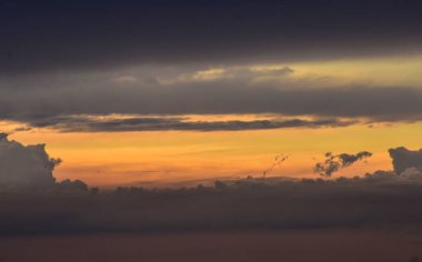 Büyüleyici günbatımı renkleri sıcak pastel tonlarıyla gökyüzünü boyuyor, rüya gibi ve sakin bir akşam manzarası yaratıyor.