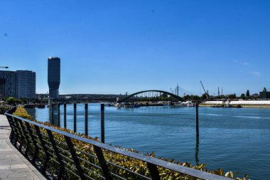 Sakin Sava Nehri üzerindeki eski çelik demiryolu köprüsünü kaldıran büyük vinçler, hassas mühendislik ve etkileyici inşaat çabalarını gösteriyor. Sırbistan, Belgrad, 2025.08.26. 