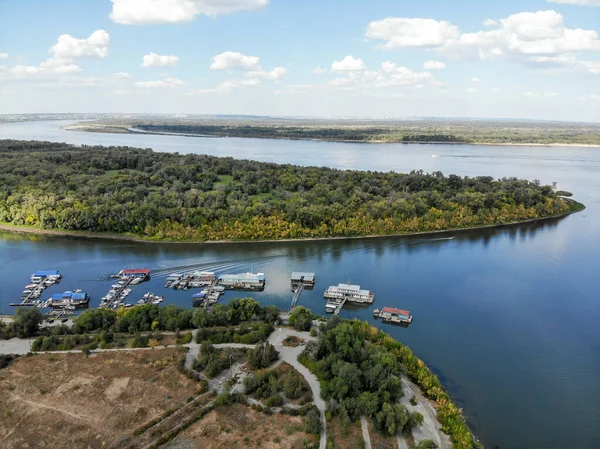Volga Nehri ve Volga-Don Lenin Nakliye Kanalı 'nın birleşmesi. Volgograd 'da. Rusya.