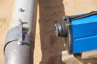 Petrokimya fabrikasındaki kaynakların röntgen incelemesi. Virajın kaynaklı eklemleri ve Du150 boru hattı ısıya dayanıklı çelikten yapılmış. El yayı kaynaklama.