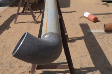 A butt weld of a process pipeline DN150 at an oil refinery. Manual arc welding