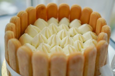 Tiramisu keki pişirme ve dekore etme ustası. Çiçekli ve kurabiyeli kek..