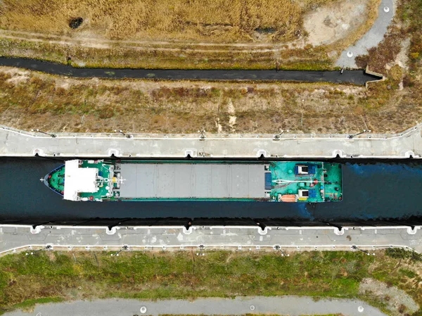 Gütertransport Auf Dem Wasserweg Das Trockene Frachtschiff Liegt Der Schleusenkammer — Stockfoto