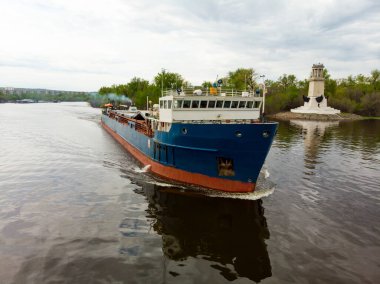 Hava aracı panoramik. Endüstriyel konteynır tanker gemisinin açık okyanusta, derin mavi denizde seyredişinin ultra geniş fotoğrafı.