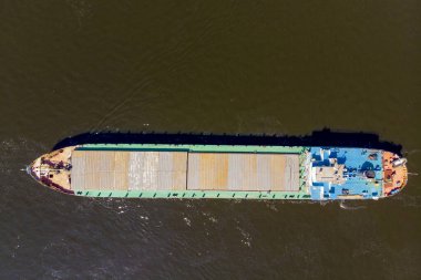 Hava aracı panoramik. Endüstriyel konteynır tanker gemisinin açık okyanusta, derin mavi denizde seyredişinin ultra geniş fotoğrafı.