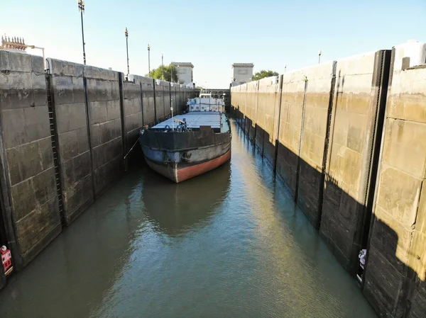 Su taşımacılığı ile kargo taşımacılığı. Kuru kargo gemisi kilit kapıları açıldığında kanal kilit odasının duvarında duruyor. Volga-Don Nakliye Kanalı. Volgograd 'da. Rusya.