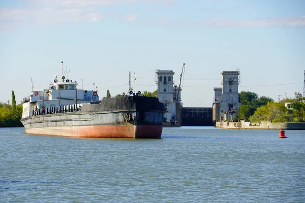 Gütertransport Auf Dem Wasserweg Ein Altes Trockenfrachtschiff Fährt Auf Dem — Stockfoto