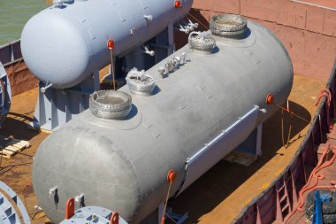 Bir petrol rafinerisi için teknolojik cihazların kargo taşımacılığı, şantiye gemisinde..