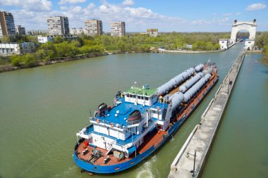 Su taşımacılığı ile kargo taşımacılığı, petrol rafinerisi için teknolojik ekipman. Volgo-Don Volgograd. Rusya.             