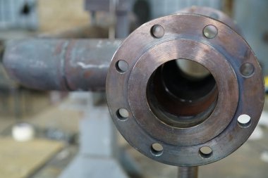 Yeni flanj ve boru hattı DN 100, bir petrol rafinerisindeki teknolojik bir kompleks için elektrik yayı kaynak ve müteakip ısı tedavisi.