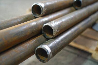 Petrol rafinerisinin arka planında yeni bir propilen DN 50 boru hattı.                     