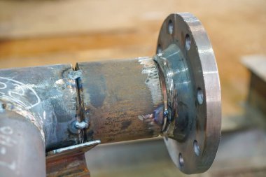 DN 100 boru hattının elektrik yayı kaynaklama ve sonrasında petrol rafinerisindeki teknolojik bir kompleks için ısı tedavisine hazırlanması                    