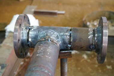 Boru tesisatları ve kamaraları DN 100, bir petrol rafinerisindeki teknolojik bir kompleks için elektrik yayı kaynaklama ve sonraki ısı tedavisine hazır..                      