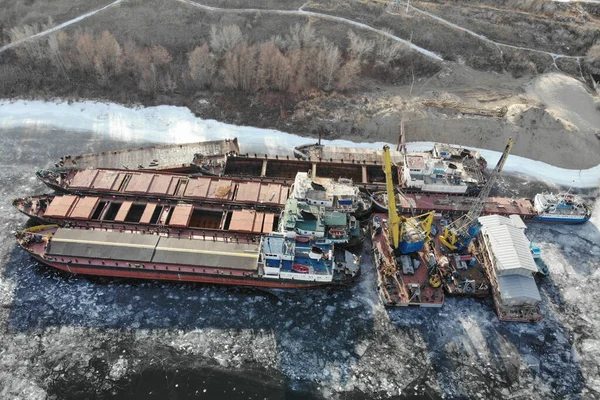 Wolga Überwinternde Schiffe Auf Einem Zugefrorenen Fluss Der Anlegestelle Stehen — Stockfoto