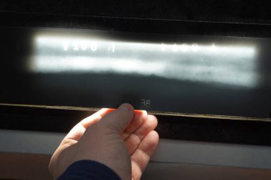 Gözenek benzeri bir kusuru olan röntgen görüntüsü petrokimyasal bir işletmenin kaynak hattında.                   