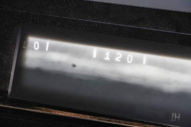 Gözenek benzeri bir kusuru olan röntgen görüntüsü petrokimyasal bir işletmenin kaynak hattında..