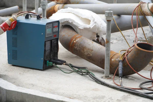 Petrol rafinerisindeki DN400 boru hattının kaynaklı dikişlerini ısıtan bir makine. El yayı kaynaklama