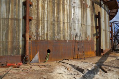 Depolama konteynırını değiştiriyorum. Petrol rafinerisinde petrol, benzin ve benzin deposu tamiri. Metal levhaların kaynaklanması. Petrol boru hattı..                    