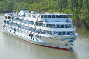 Turistlerle dolu bir yolcu gemisi Lenin 'in adını taşıyan Volga-Don Nakliye Kanalı' ndan geçiyor. Volgograd 'da. Rusya