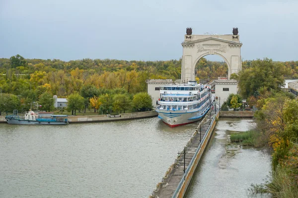 Motorová Loď Volgograd Velká Výletní Loď Turisty Palubě Proplouvá Uzávěrem — Stock fotografie