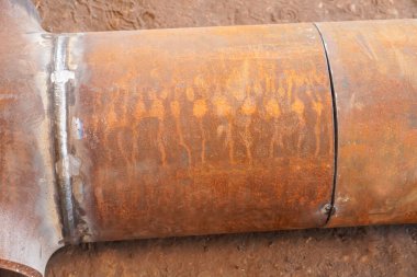 Kaynaklı dikiş. DN250 boru hattının elektrik ve gaz kaynaklama ve akabinde üretim için kaynak hazırlığı. Petrol ve doğalgaz boru hattı  