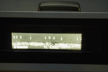 Kaynaklı dikiş. Gözenek şeklinde kusurlu X-ışını görüntüsü. Petrokimya fabrikasındaki boru hattı ve tankın kaynaklı dikişleri..   