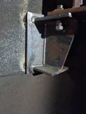 Petrol arıtma ekipmanları için metal yapılardan kaynaklı dikişler.