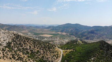 Arabayla seyahat et. Kırım 'ın Karadeniz kıyısındaki dağların tepesinde. Yukarıdan görünüm.