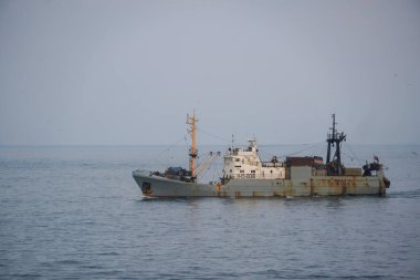Kırım yakınlarındaki Karadeniz 'de balıkçı teknesi, balıkçı teknesi...  