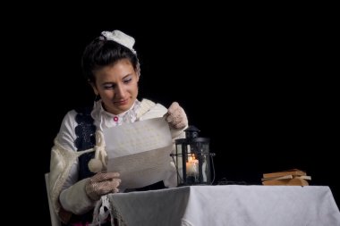 bir mektup okuma eski moda bayan