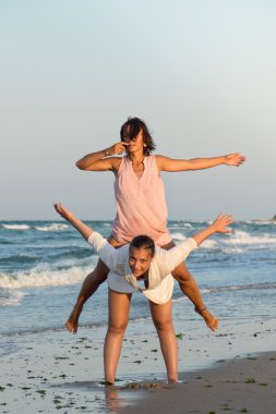 plajda eğlenmek kızlar