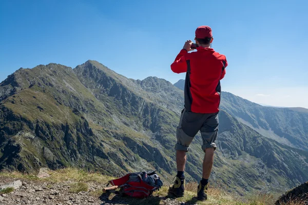Wanderer beim Fotografieren von Bergrücken — Stockfoto