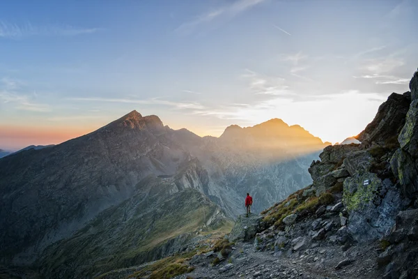 Caminante mirando sobre un valle hermoso en la puesta del sol — Foto de Stock