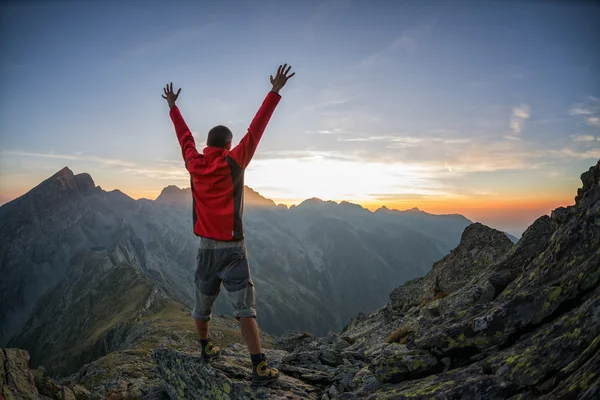 Wandelaar vieren van succes in de zonsondergang — Stockfoto