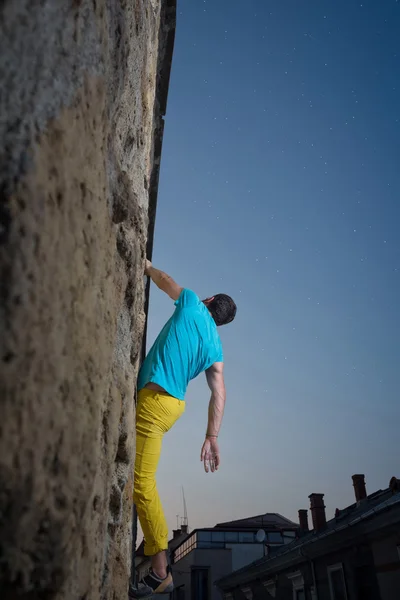 Escalando as muralhas da cidade — Fotografia de Stock