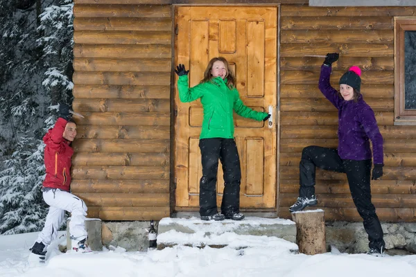 Dziewczyny haing zabawy w lodge w zimie — Zdjęcie stockowe