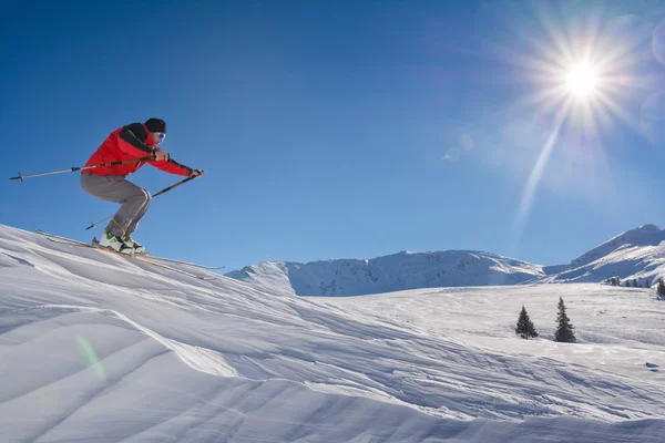 スキーヤーは、雪の中でジャンプ — ストック写真