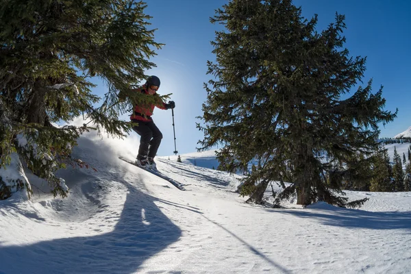 Vrouwelijke skiër springen — Stockfoto