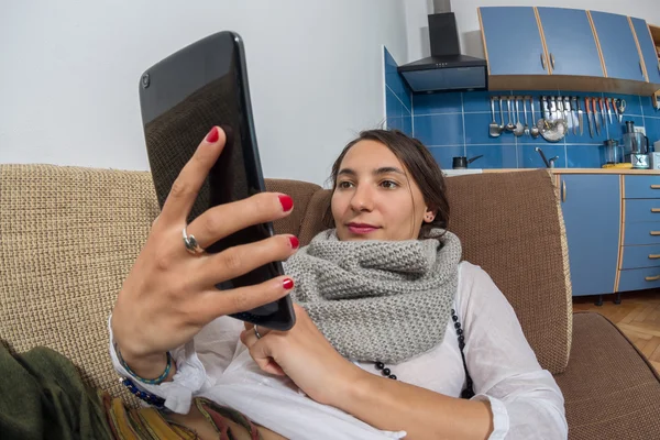 Mujer joven leyendo desde su tableta — Foto de Stock