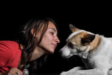 köpeği ile güzel kız portresi