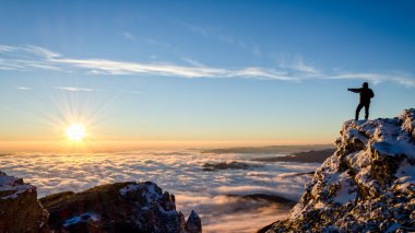 uzun yürüyüşe çıkan kimse kutluyor başarı 