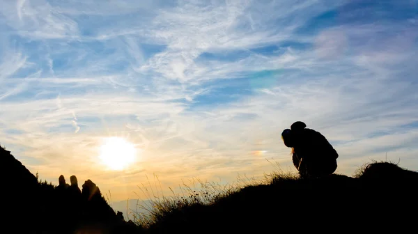 Silhouet van gehurkt meisje — Stockfoto